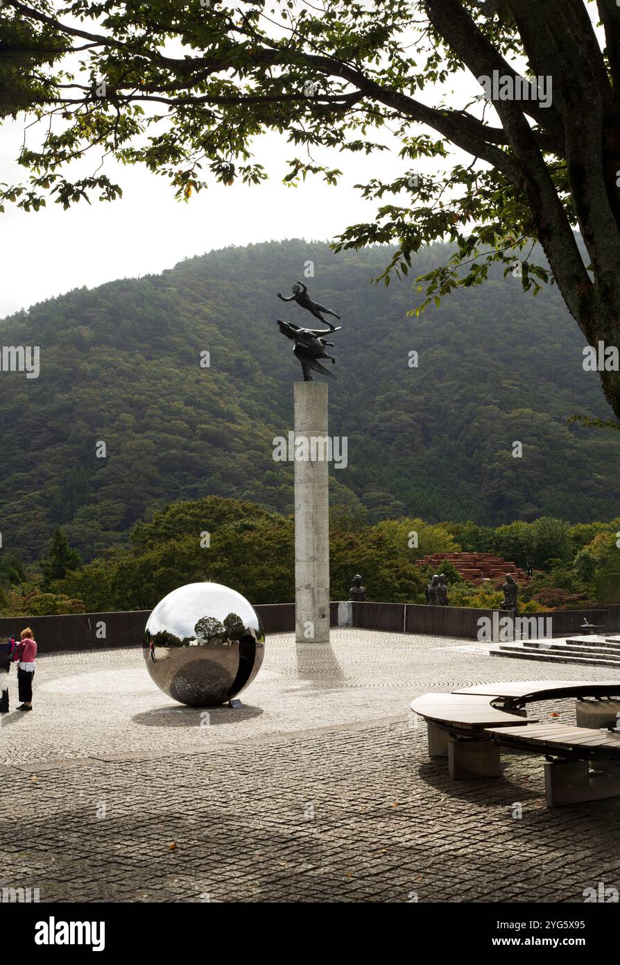 Il Museo all'aperto di Hakone utilizza le verdi montagne e la bellezza naturale come sfondo per l'arte dei più famosi scultori del mondo. Foto Stock