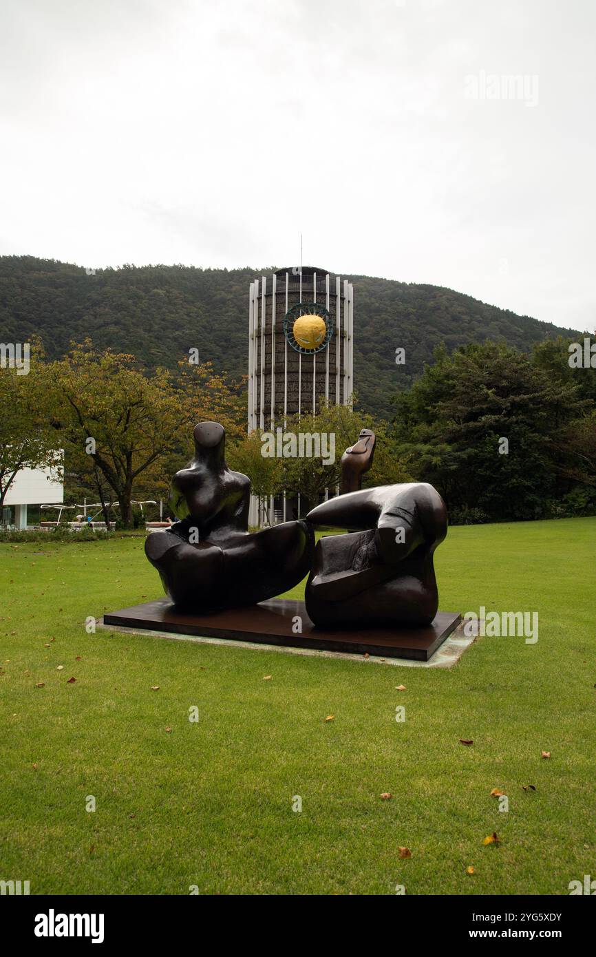 Il Museo all'aperto di Hakone utilizza le verdi montagne e la bellezza naturale come sfondo per l'arte dei più famosi scultori del mondo. Foto Stock