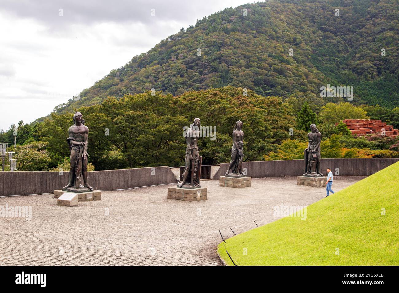 Il Museo all'aperto di Hakone utilizza le verdi montagne come sfondo per l'arte di Émile-Antoine Bourdelle che celebra il generale argentino Alvear. Foto Stock