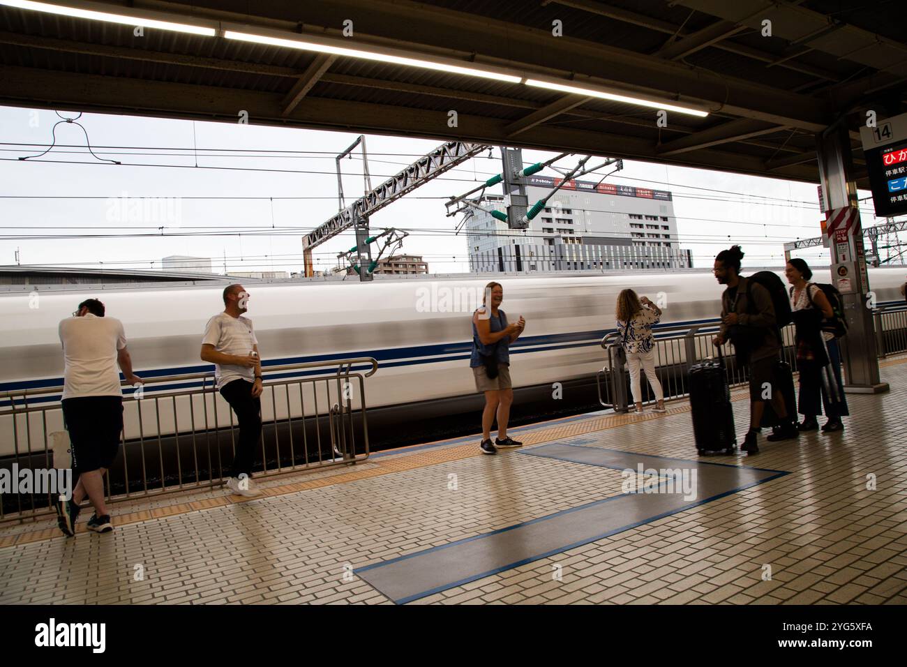 Shinkansen è il treno proiettile giapponese. Può raggiungere i 186 km/h. Il suono avvolgente che emette mentre passa attraverso una stazione sorprende e delizia. Foto Stock