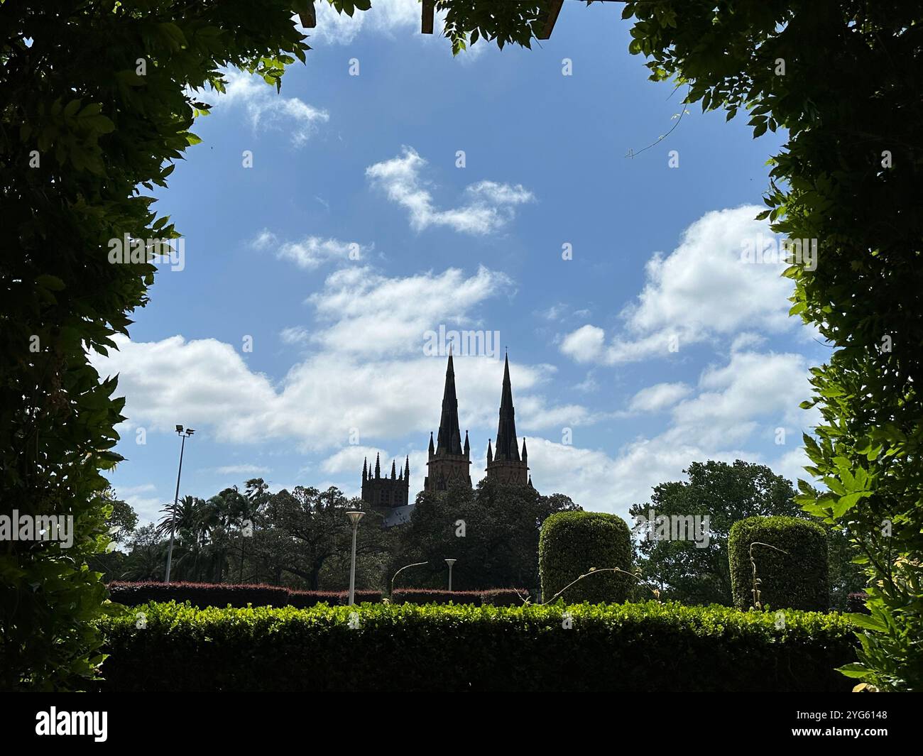 Una chiesa lontana immersa in un paesaggio tranquillo - Immagine stock catturata con smartphone