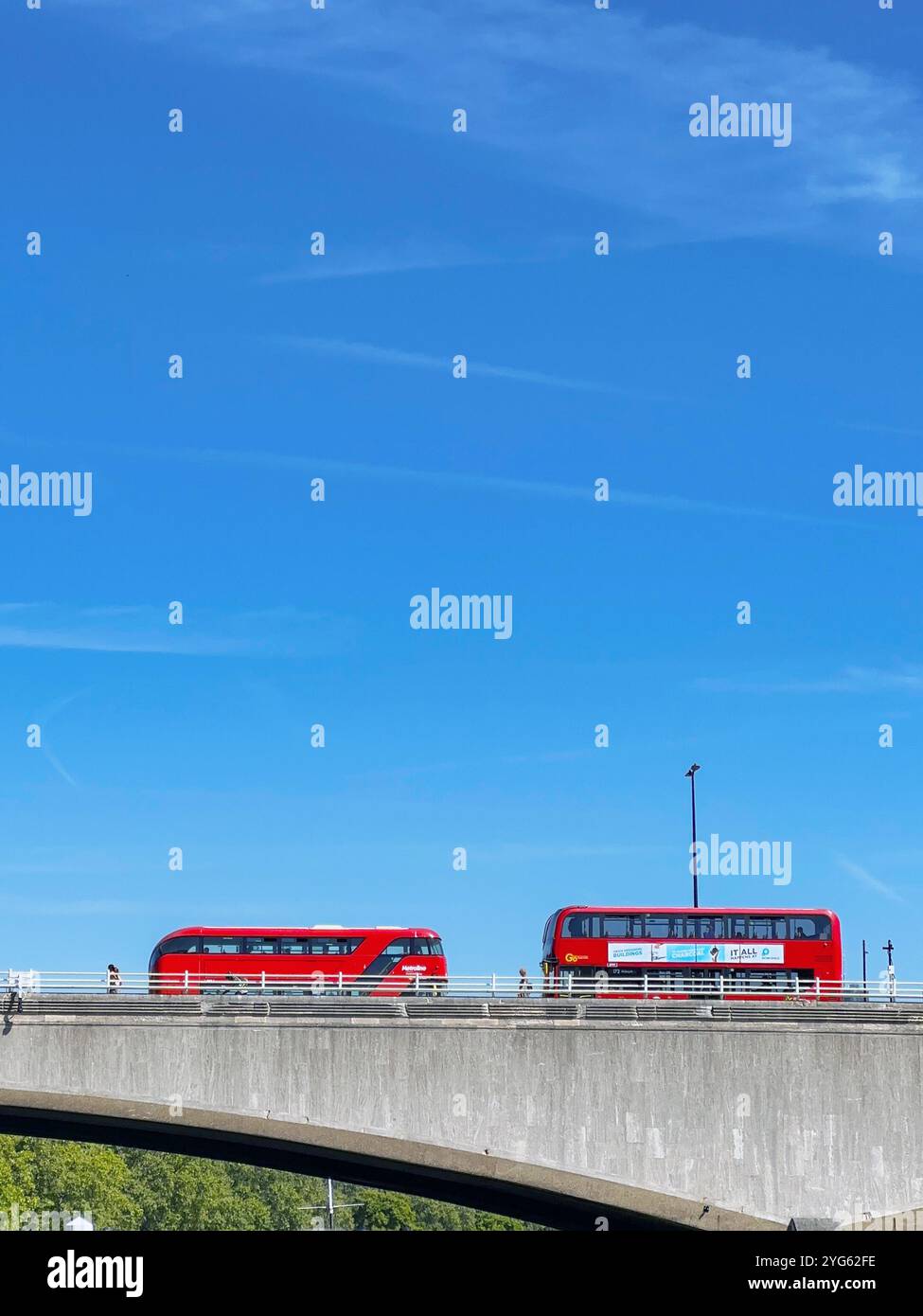 Londra, Inghilterra, Regno Unito - 23 agosto 2023: Due autobus rossi di Londra passano l'uno accanto all'altro sui ponti stradali sul Tamigi nel centro di Londra Foto Stock