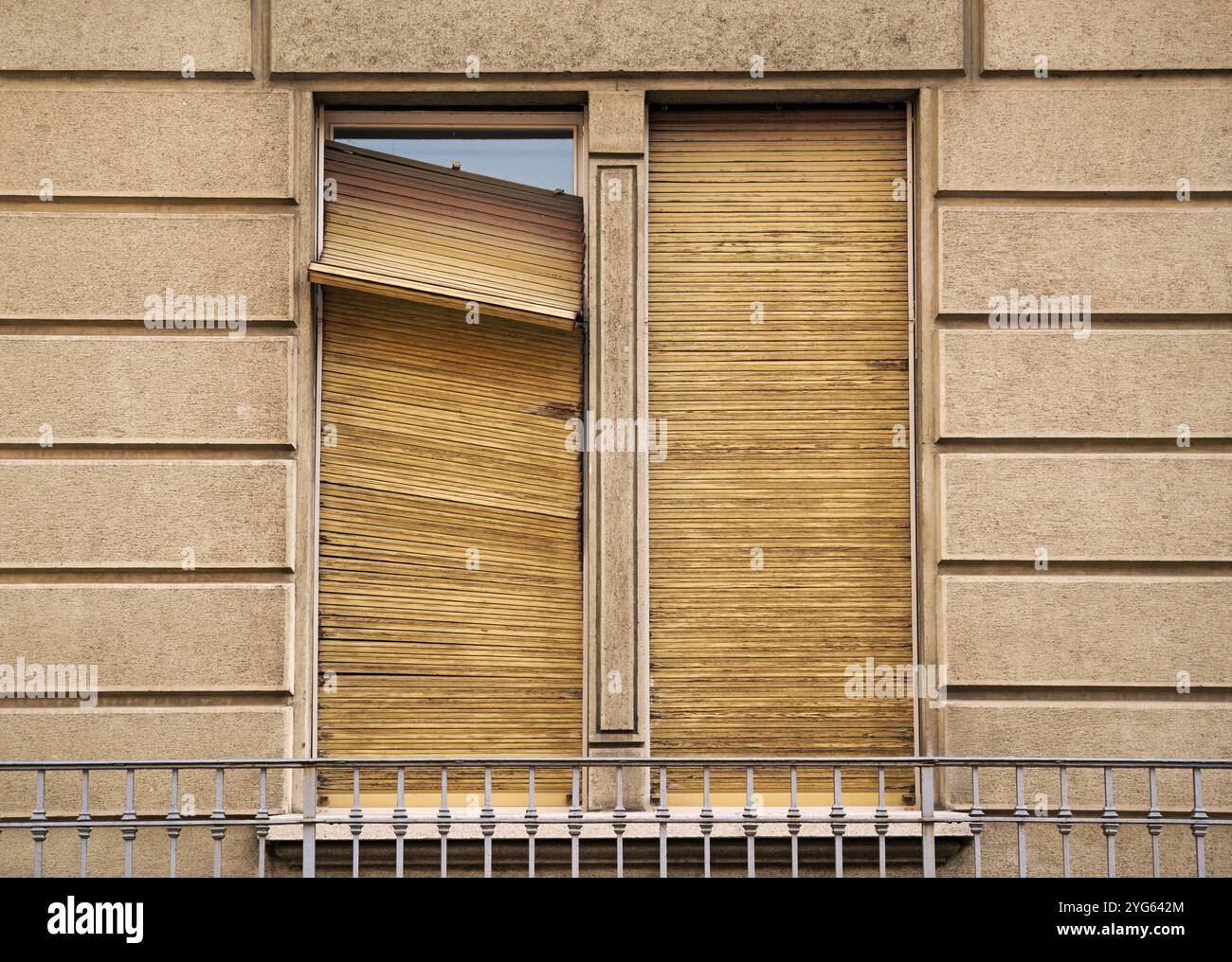 vecchio edificio con serramenti rotti Foto Stock