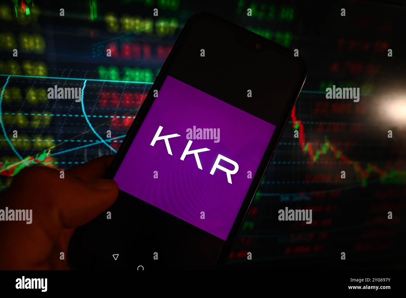 Polonia. 6 novembre 2024. In questa immagine, un logo KKR viene visualizzato su uno smartphone con percentuali di mercato azionario sullo sfondo. (Credit Image: © Omar Marques/SOPA Images via ZUMA Press Wire) SOLO PER USO EDITORIALE! Non per USO commerciale! Foto Stock