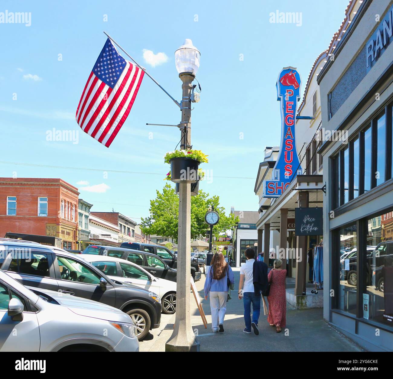Bandiera americana e insegna per i negozi e i ristoranti chiusi del Pegasus Theatre, ex Lon Brown's Theatre First Street, Snohomish, Washington State USA Foto Stock