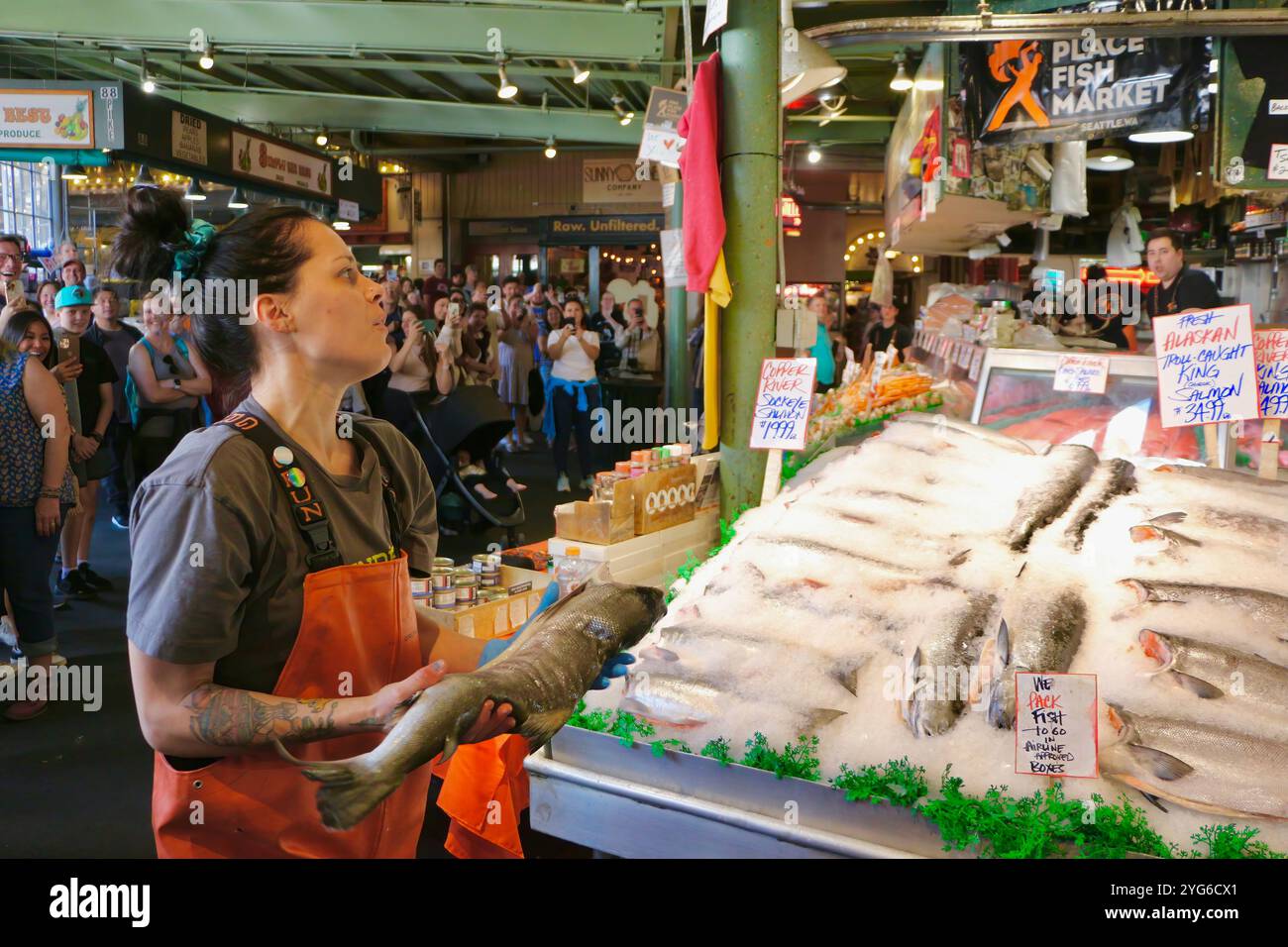 Famoso per il pesce che lancia gli acquisti dei clienti prima di confezionare il Pike Place Fish Market Seattle, Washington State USA Foto Stock