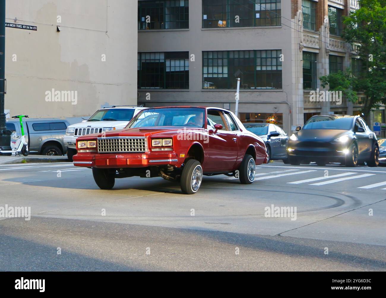 Chevrolet Monte Carlo anni '1980, auto da ballo low rider con sospensioni idrauliche, che attraversa Seattle, Washington State USA Foto Stock