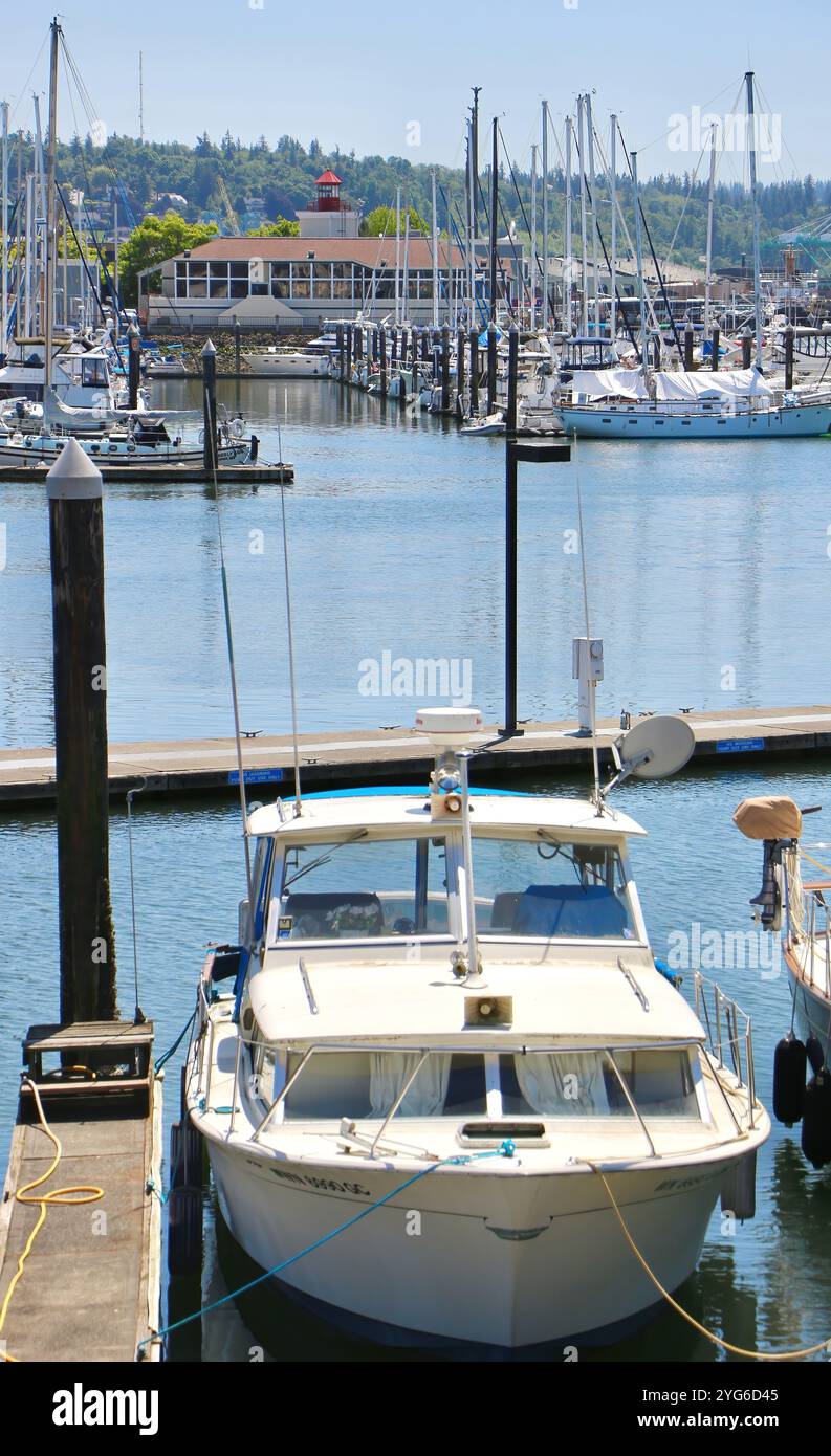 Yacht ormeggiati a Everett Marina con il ristorante Anthony's Woodfire Grill Port Gardner Bay Seattle Washington State USA Foto Stock