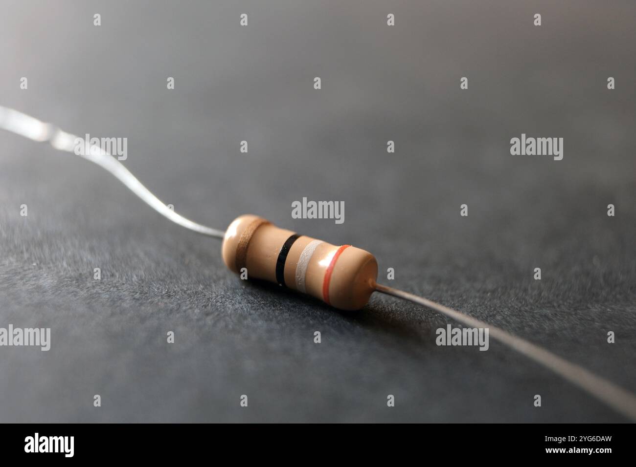 Primo piano di un resistore elettrico al carbonio. Foto Stock