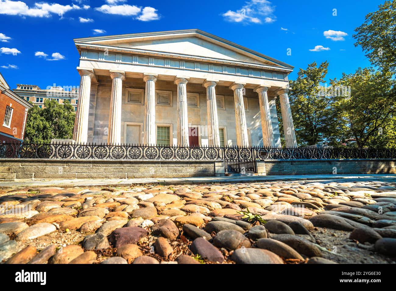 Vista sulla Second Bank of the United States Portrait Gallery, storica strada acciottolata, stato della Pennsylvania, Stati Uniti Foto Stock