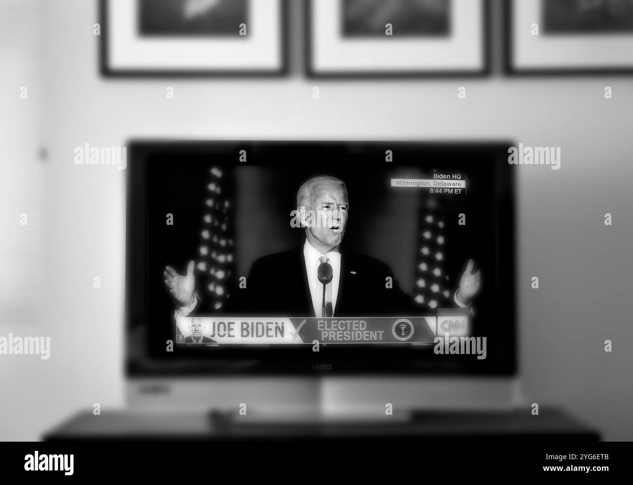 Una trasmissione televisiva della CNN in cui Joe Biden parla dopo aver sconfitto Donald Trump nelle elezioni presidenziali degli Stati Uniti del 2020. Foto Stock