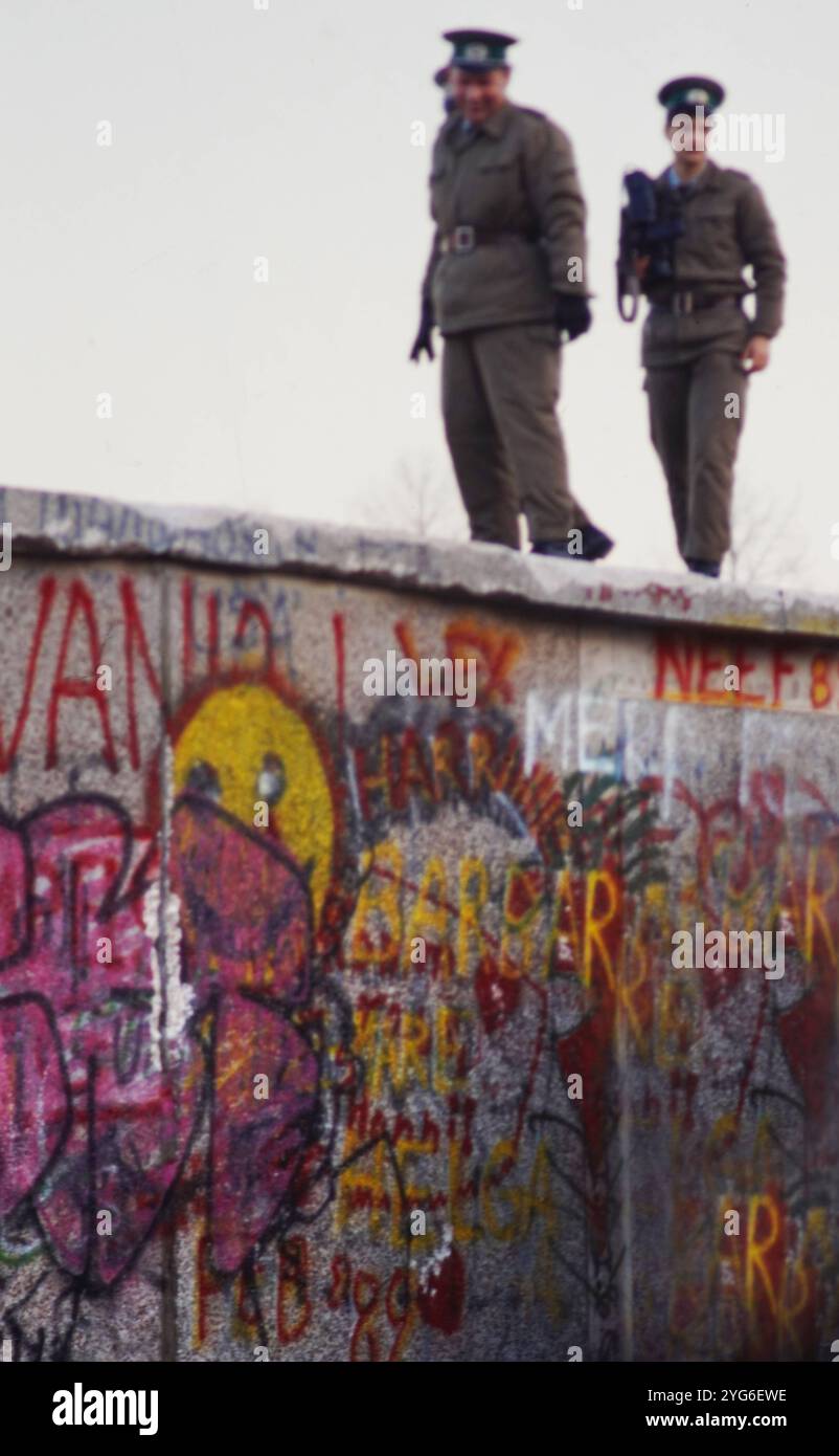 Berlin GER, 20240101, Aufnahme Berlin, 1989, Stadtansicht, Mauer mit Grenzbeamten *** Berlin GER, 20240101, foto Berlin, 1989, vista città, muro con guardie di frontiera Foto Stock