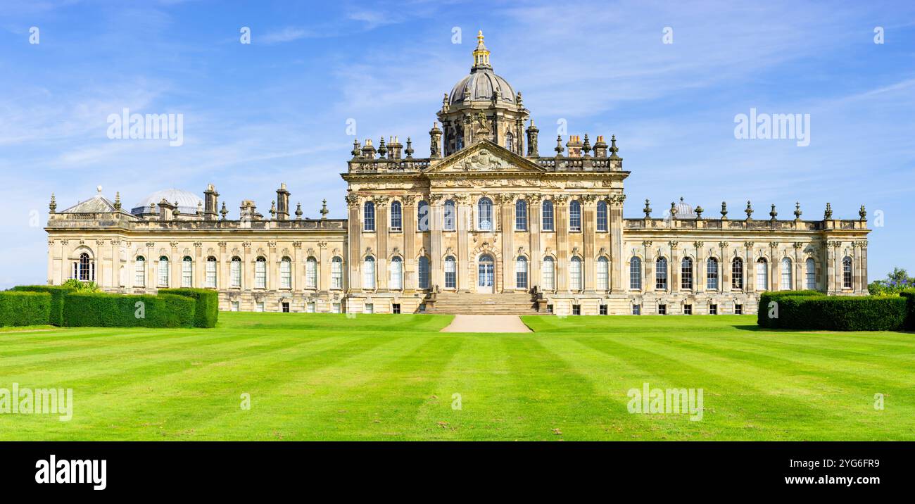 Castle Howard Yorkshire - prati formali sul fronte sud e siepi di Castle Howard, una casa di campagna inglese nel North Yorkshire Inghilterra Regno Unito Europa Foto Stock