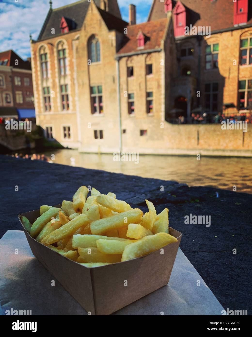 Patatine fritte come patatine croccanti sul fiume in Belgio - Immagine stock catturata con smartphone