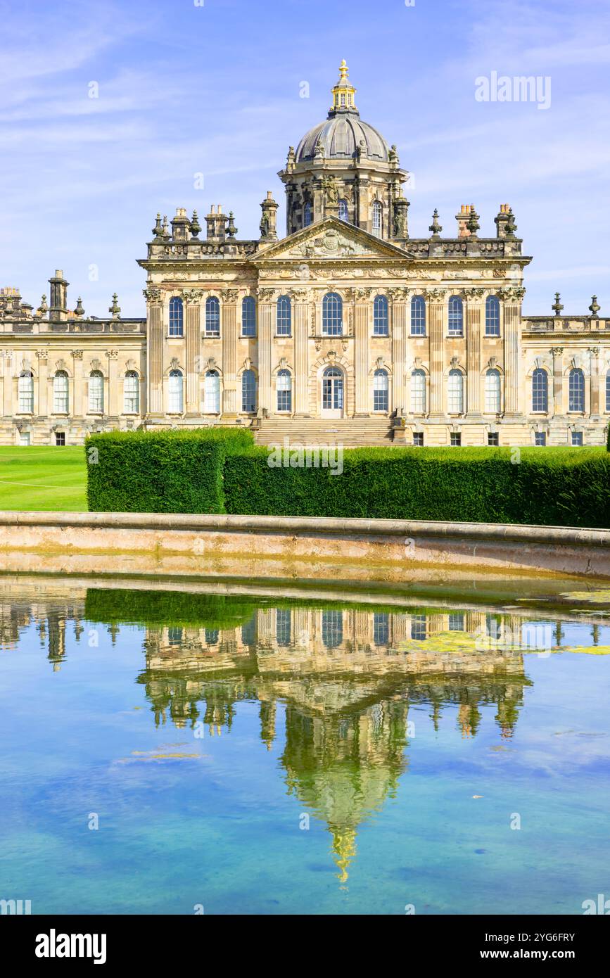 Piscina della fontana dell'Atlante con riflesso del Castello Howard Yorkshire - Castello Howard una casa di campagna inglese nel North Yorkshire Inghilterra Regno Unito Europa Foto Stock