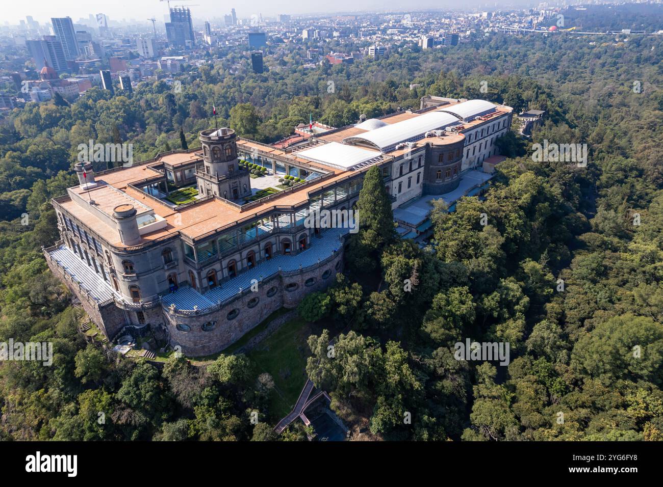 Una splendida vista aerea del Palazzo Chapultepec a città del Messico, che mostra la sua architettura storica in mezzo al paesaggio urbano e al verde circostante Foto Stock