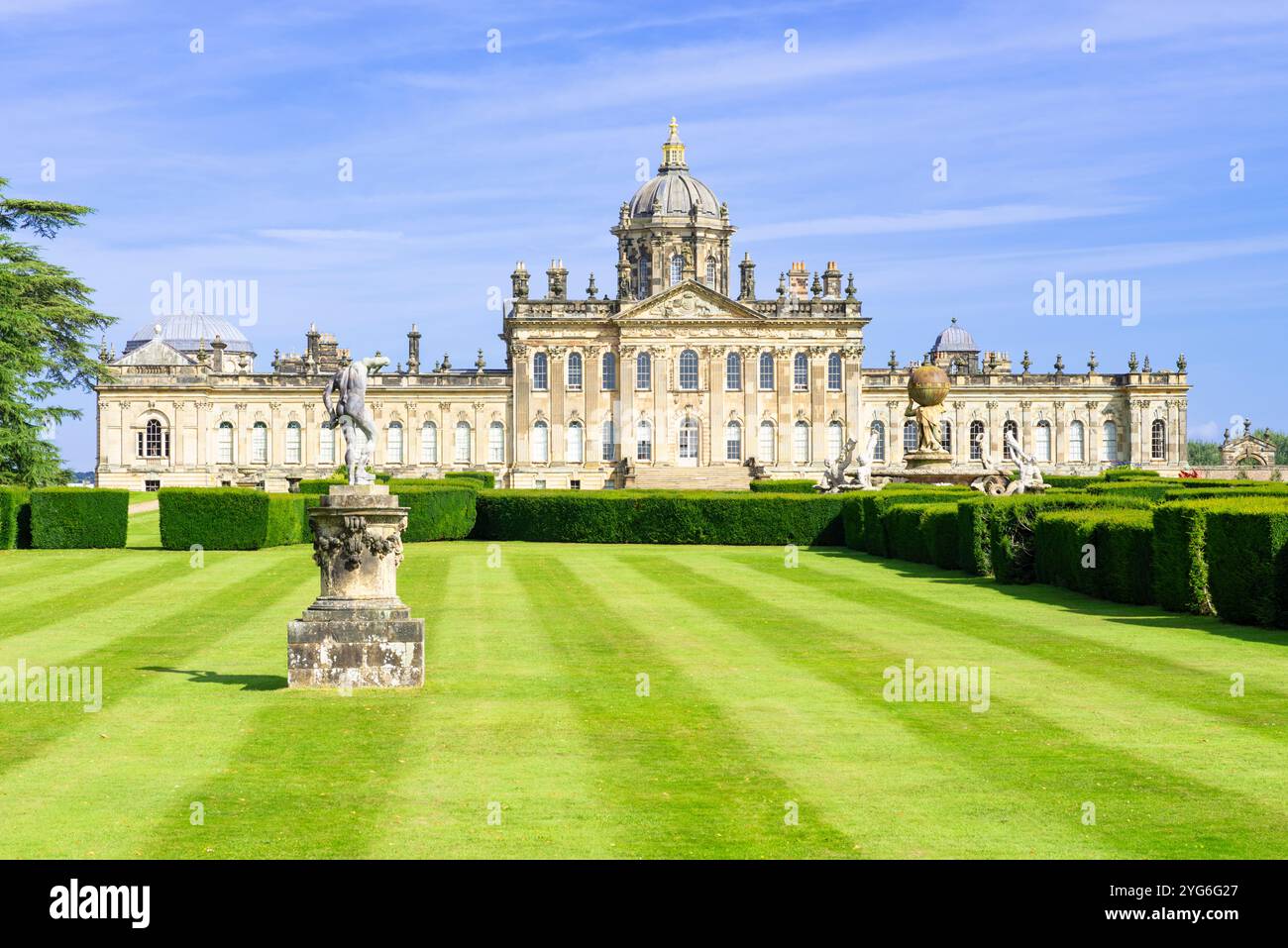 Castle Howard Yorkshire - prati formali sul fronte sud e siepi di Castle Howard, una casa di campagna inglese nel North Yorkshire Inghilterra Regno Unito Europa Foto Stock