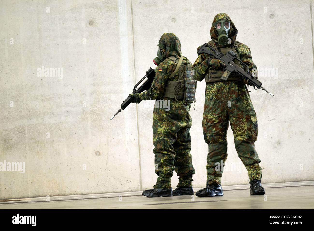 06 novembre 2024, Baviera, Würzburg: Due soldati della Bundeswehr con armi pesanti e maschere respiratorie si trovano in una sala durante l'esercitazione antiterrorismo "MainTex 2024". Sulla base della Scuola statale dei Vigili del fuoco di Würzburg, la polizia e la Bundeswehr hanno dimostrato le loro abilità insieme nell'ambito dell'esercitazione antiterrorismo "MainTex 2024". Gli scenari di esercizio, che sono stati messi in atto dal 4 novembre, comprendono minacce fittizie da sostanze chimiche, biologiche, radiologiche e nucleari. Foto: Pia Bayer/dpa Foto Stock