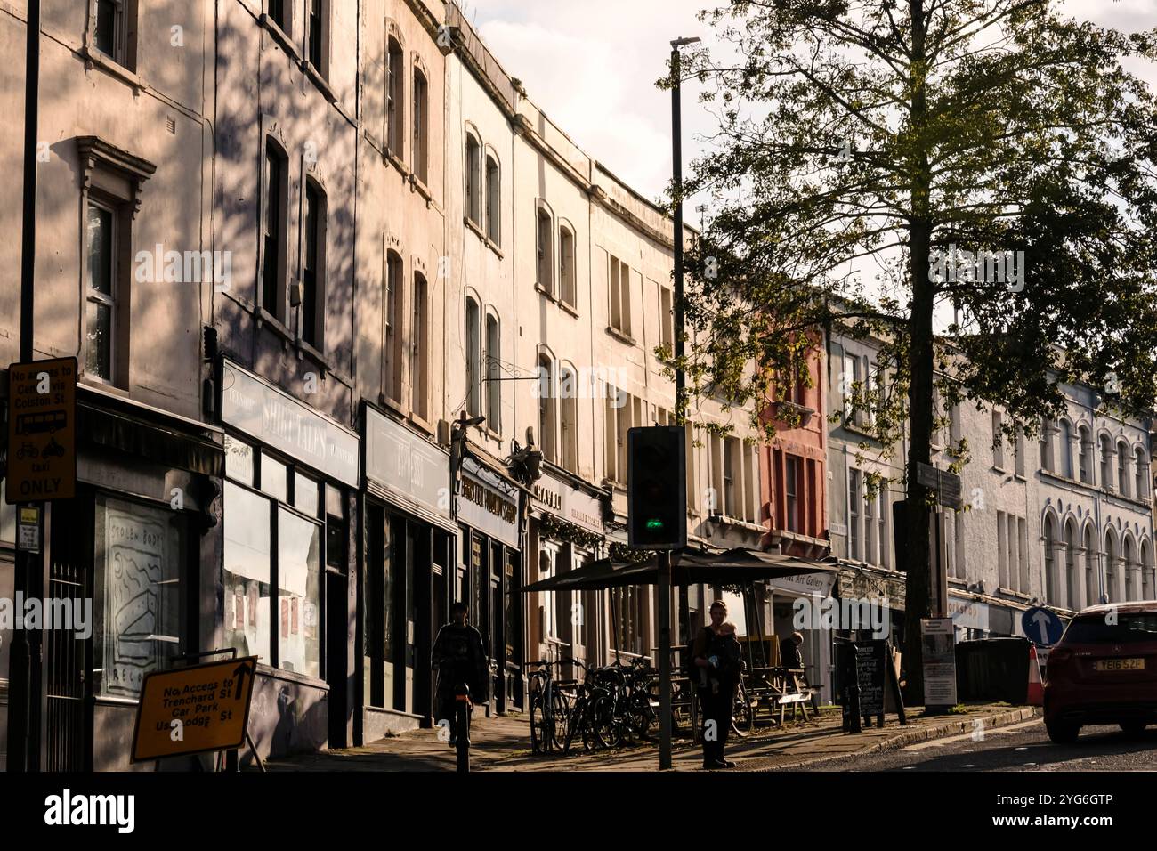 Upper Maudlin Strret e Colston Street Bristol alla luce d'autunno Foto Stock
