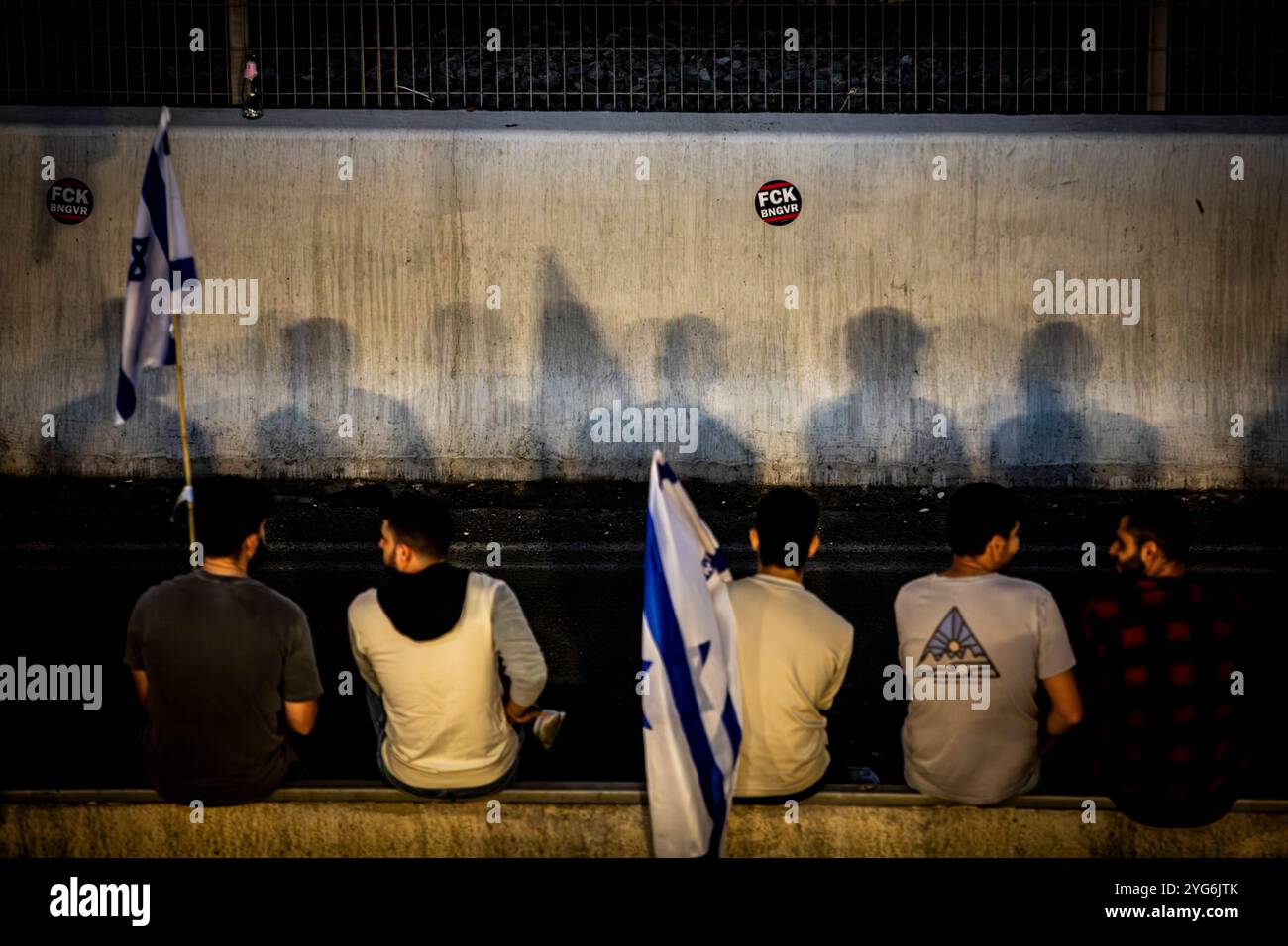 I manifestanti israeliani siedono sulla strada alta di Ayalon, durante una manifestazione spontanea a Tel Aviv, dopo che il primo ministro israeliano Benjamin Netanyahu ha licenziato il ministro della difesa Yoav Gallant, martedì 05 novembre 2024. Netanyahu lo scorso martedì ha licenziato Gallant in un annuncio a sorpresa in cui ha citato un Òcrisis di trustÓ, nominando il ministro degli Esteri Israel Katz come successore. La mossa scatenò proteste di massa a Tel Aviv e in altre città del paese. Foto di Eyal Warshavsky. Foto Stock