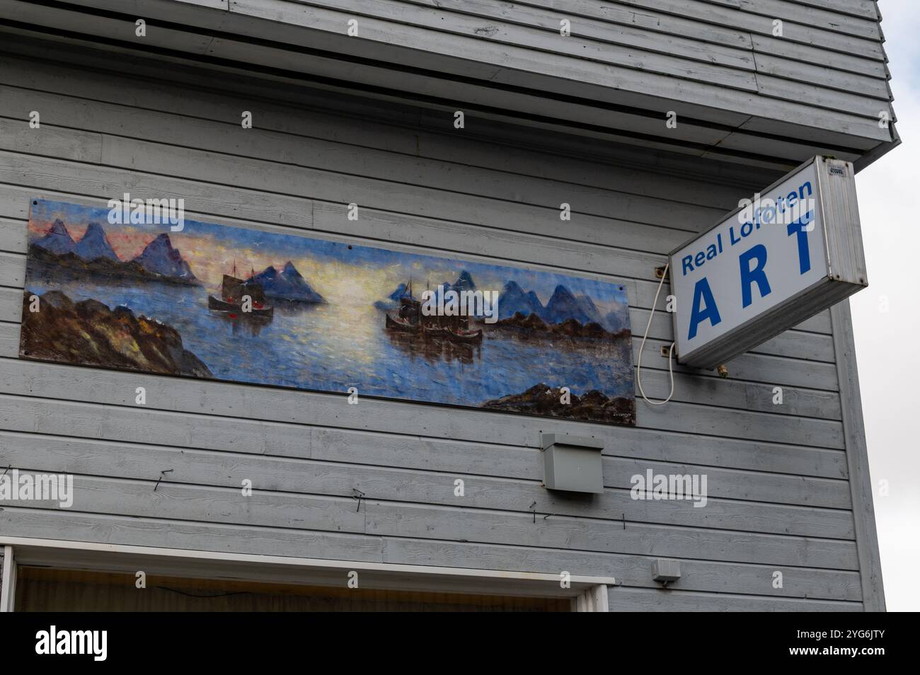 Una galleria d'arte che vende dipinti di scena locale nella piccola città di Svolaer nelle isole Lofoten in Norvegia, Scandinavia. Foto Stock