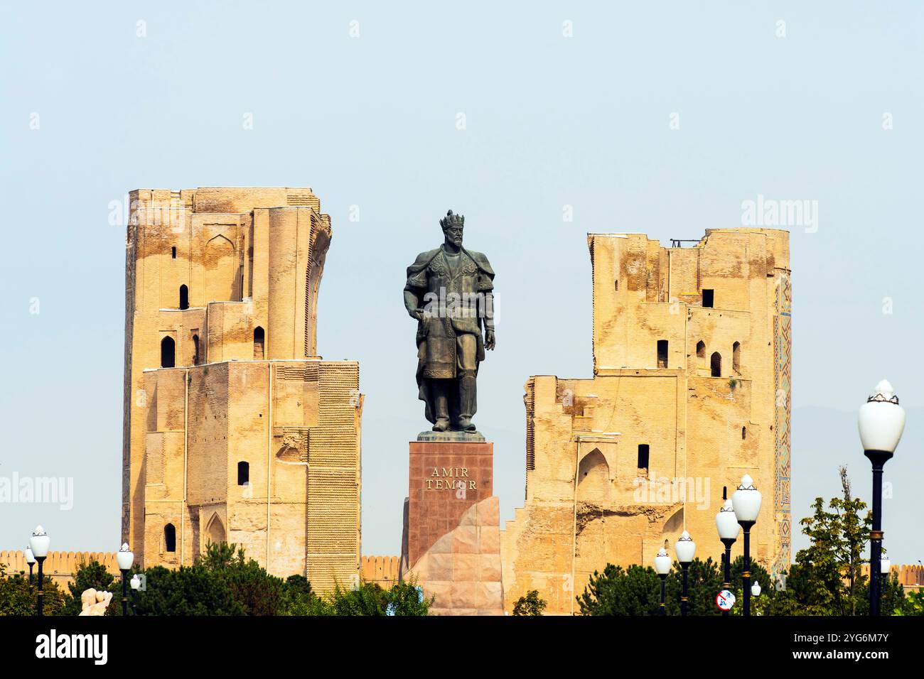 Una statua monumentale di Amir Timur si erge di fronte alle rovine del Palazzo Ak-Saray. Rovine del portale d'ingresso del Palazzo Ak-Saray. L'Ak-Saray Pala Foto Stock