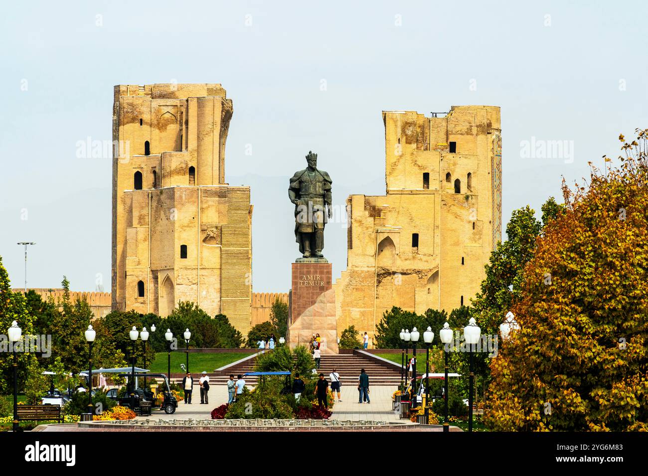 Una statua monumentale di Amir Timur si erge di fronte alle rovine del Palazzo Ak-Saray. Rovine del portale d'ingresso del Palazzo Ak-Saray. L'Ak-Saray Pala Foto Stock