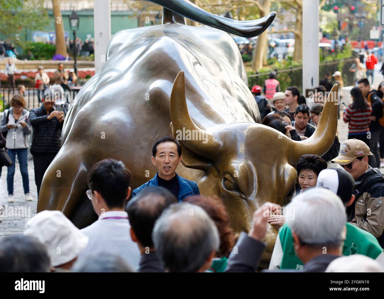 New York, Stati Uniti. 6 novembre 2024. I turisti attendono di scattare foto con la scultura in bronzo di Charging Bull dopo la campana di apertura a Wall Street la mattina dopo il giorno delle elezioni di mercoledì 6 novembre 2024 a New York City. L'ex presidente Donald Trump ha sconfitto il vicepresidente Kamala Harris martedì e tornerà alla Casa Bianca come il 47 ° presidente degli Stati Uniti. La Dow Jones Industrial Average ha iniziato la giornata con oltre 1000 punti. Foto di John Angelillo/UPI credito: UPI/Alamy Live News Foto Stock