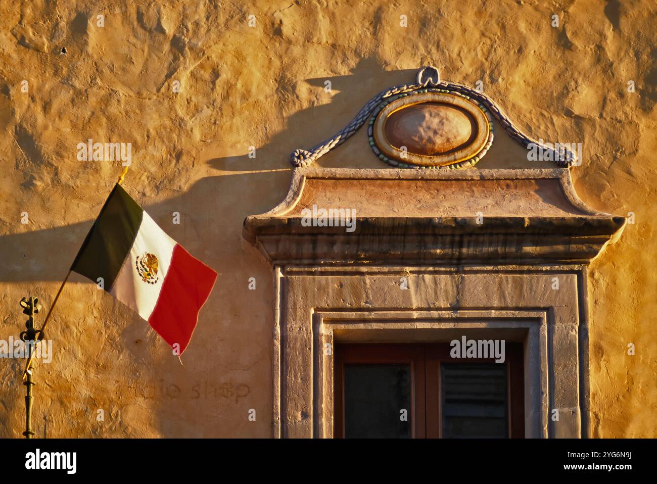 Portale in casa a Calle Madero, bandiera messicana, Oaxaca, Messico Foto Stock