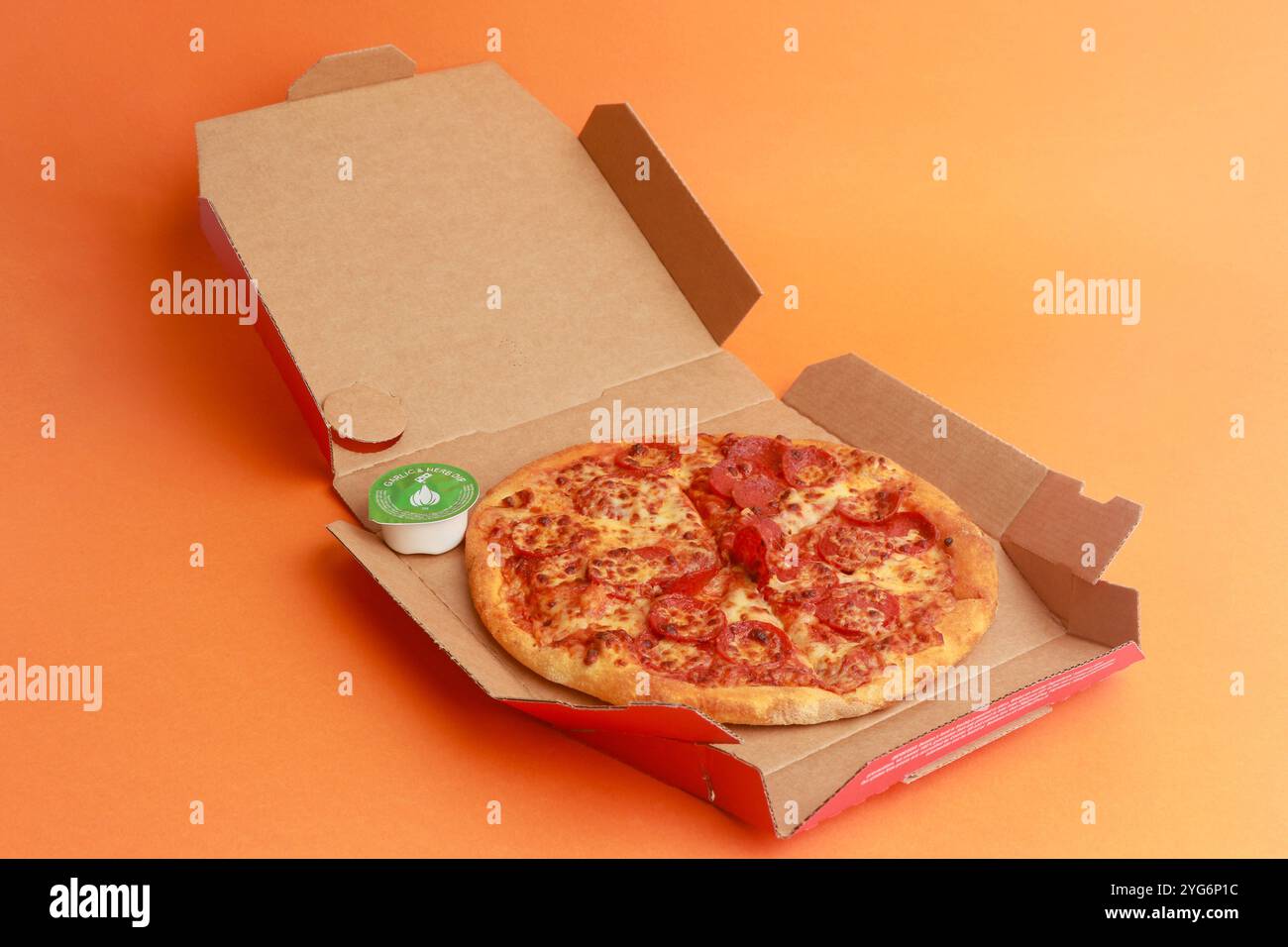 Londra, Regno Unito, 5 novembre 2024:- Una veduta del 9' Pepperoni Pizza di Domino, sullo sfondo arancione Foto Stock