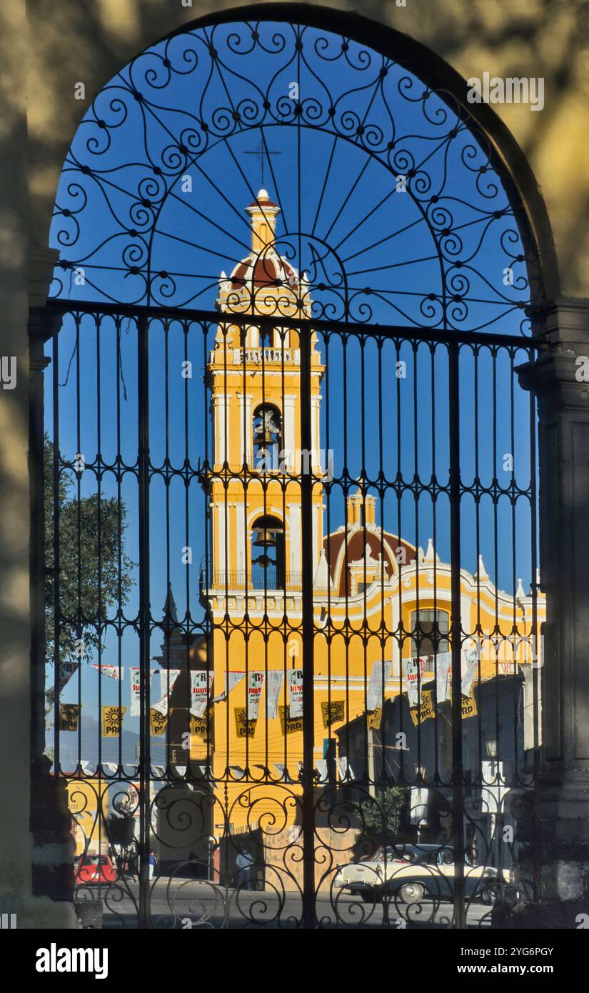 Parroquia de San Pedro, vista attraverso il cancello dell'Ex convento de San Gabriel, Cholula, Messico Foto Stock
