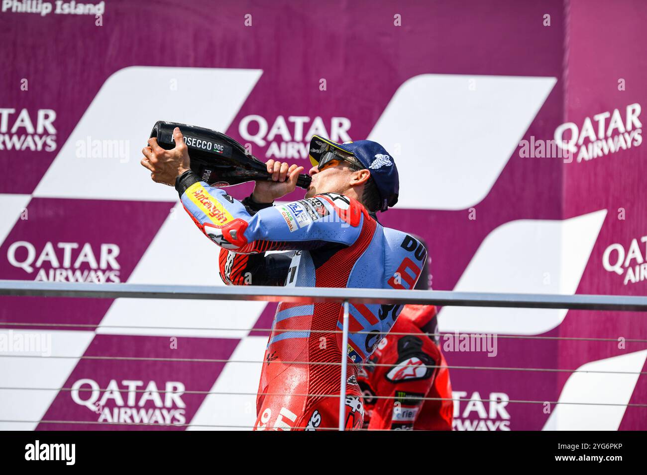 Phillip Island, Australia. 20 ottobre 2024. Lo spagnolo Marc Marquez del team Gresini Racing MotoGP festeggia la vittoria in MotoGP con una bottiglia di Prosecco DOC alla presentazione sul podio della MotoGP australiana 2024 al circuito di Phillip Island Grand Prix. Credito: SOPA Images Limited/Alamy Live News Foto Stock