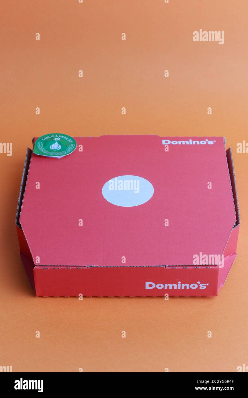 Londra, Regno Unito, 5 novembre 2024:- Una veduta del Domino's 9' Pizza, in un contesto arancione Foto Stock
