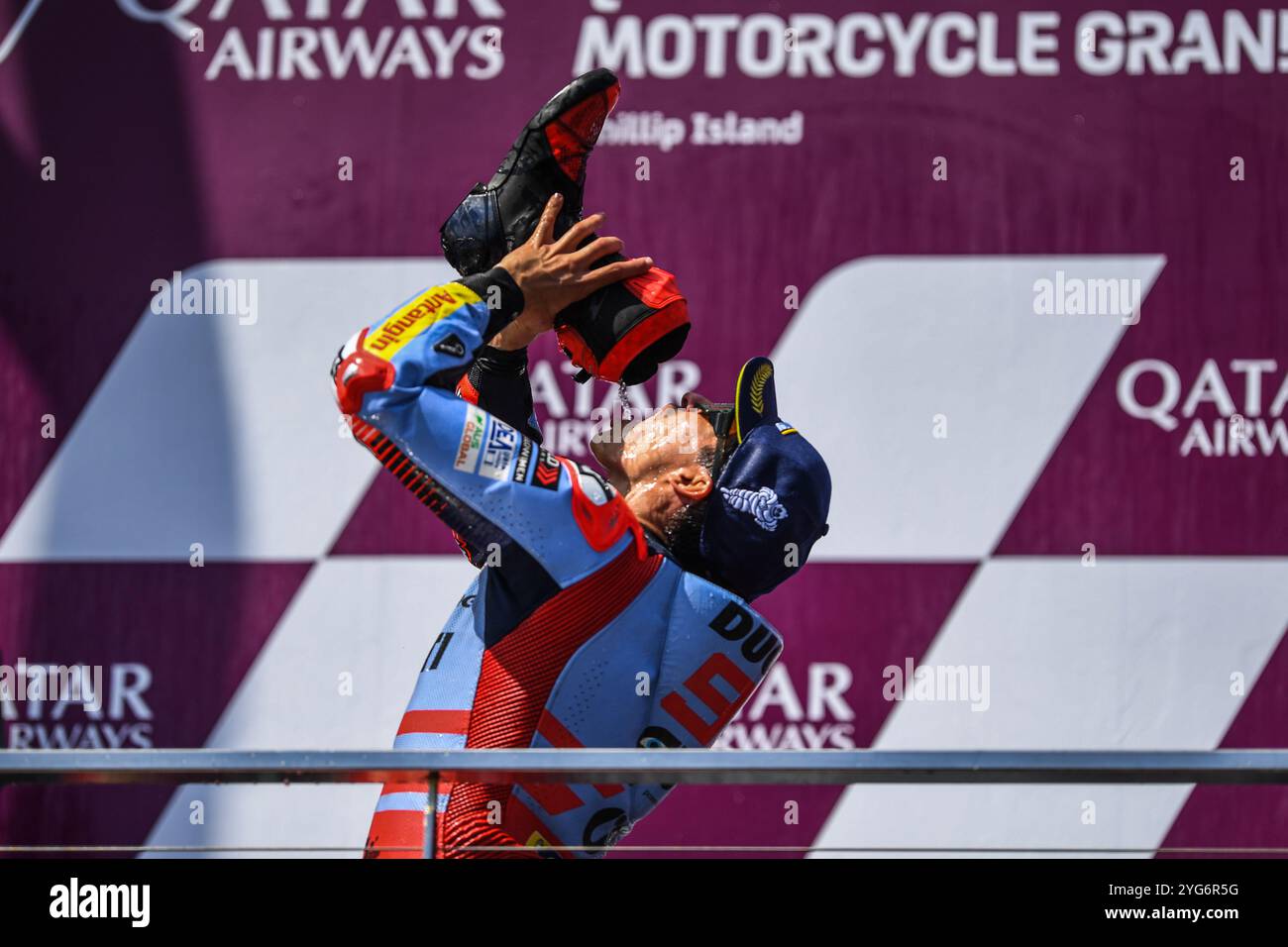 Phillip Island, Australia. 20 ottobre 2024. Lo spagnolo Marc Marquez del team Gresini Racing MotoGP festeggia la vittoria in MotoGP al podio della presentazione del 2024 della MotoGP australiana sul circuito di Phillip Island Grand Prix. Credito: SOPA Images Limited/Alamy Live News Foto Stock