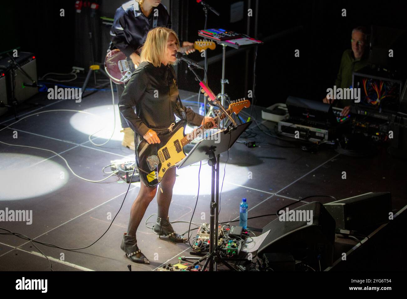 Oslo, Norvegia. 4 novembre 2024. La cantante, cantautrice e musicista americana Kim Gordon esegue un concerto dal vivo alla Vulkan Arena di Oslo. Foto Stock