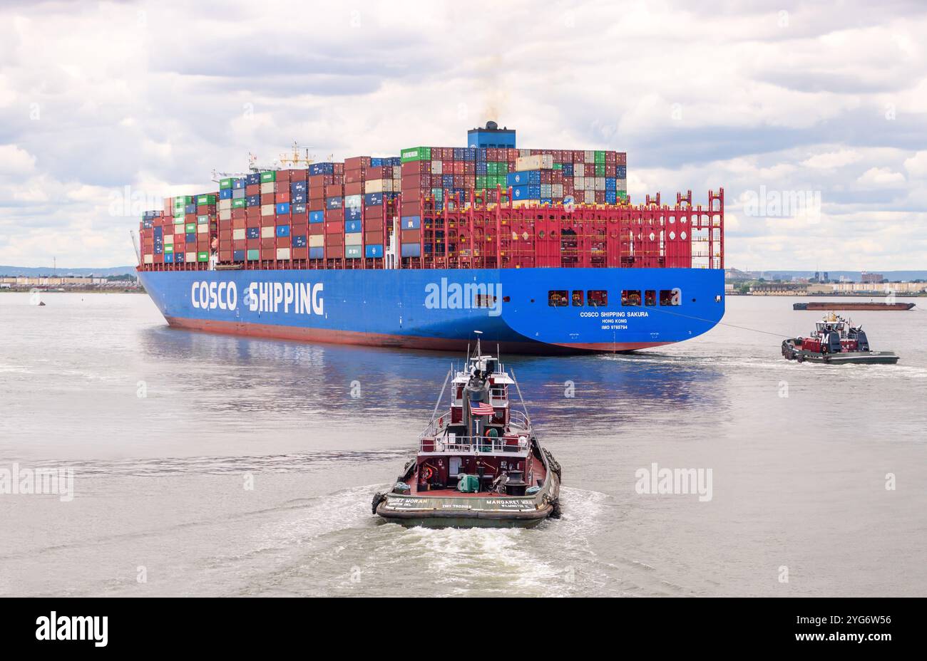 New York City, Stati Uniti - 29 maggio 2024, Cosco Container Ship nel porto di Brooklyn, New York Foto Stock