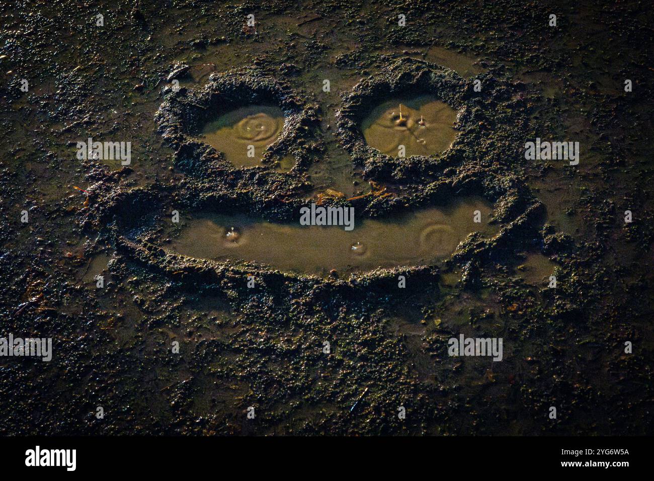 Bagnato, pieno di pioggia, pozzetto Smiley Foto Stock