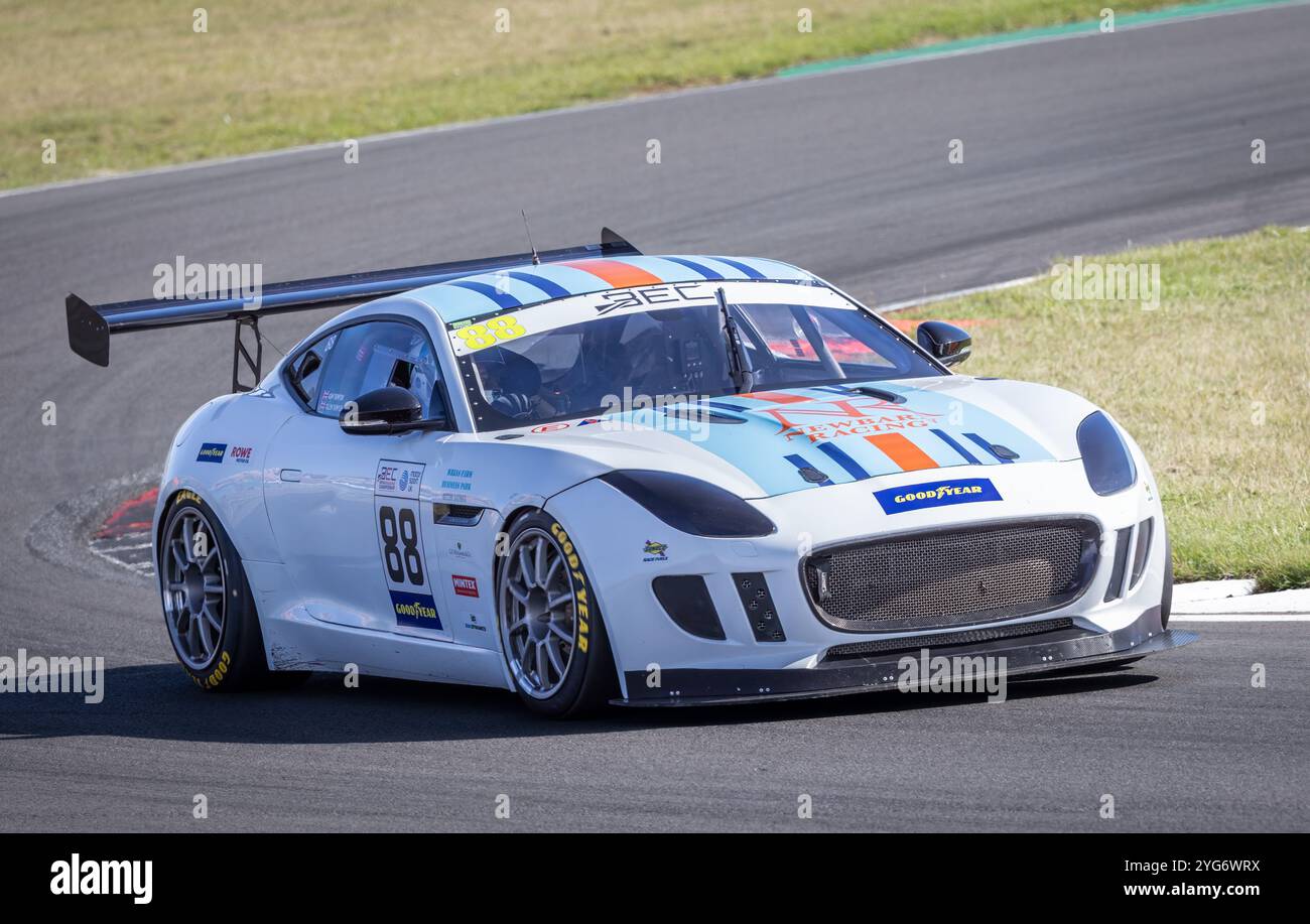 Adam Thompson / Callum Thompson Newbarn Racing Jaguar F-Type V8 durante la gara del British Endurance Championship 2024 a Snetterton, Norfolk, Regno Unito Foto Stock