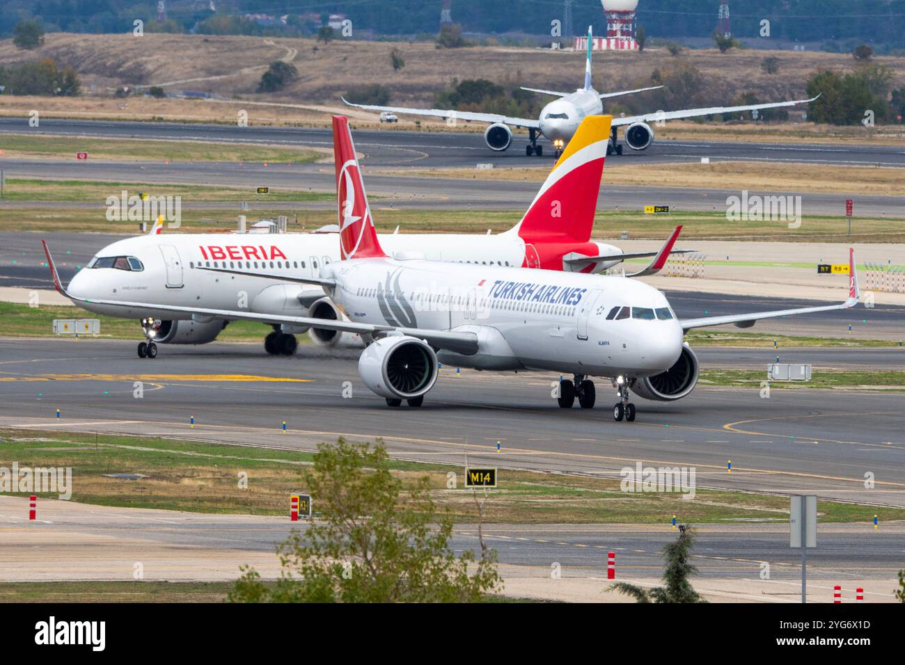 Aeroporto Barajas di Madrid. THY Turkish Airlines A210 neo aereo di linea in manovra con un aereo Iberia alle spalle. Foto Stock