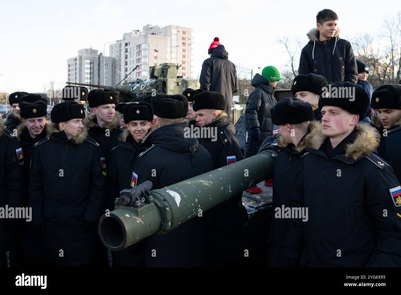 San Pietroburgo, Russia. 4 novembre 2024. I cadetti della Marina si trovano di fronte a un carro armato M1 Abrams di fabbricazione americana all'apertura dell'esposizione di equipaggiamento militare catturato dalle forze di Kiev durante i combattimenti in Ucraina, durante la celebrazione della giornata nazionale dell'unità russa a San Pietroburgo, Russia. (Credit Image: © Andrei Bok/SOPA Images via ZUMA Press Wire) SOLO PER USO EDITORIALE! Non per USO commerciale! Foto Stock