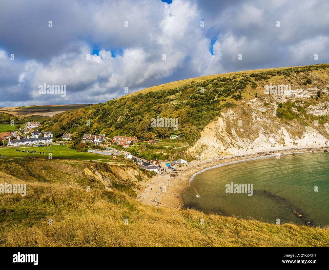Vista su Lulworth Cove e West Lulworth dal South West Coast Path nel Dorset. Foto Stock
