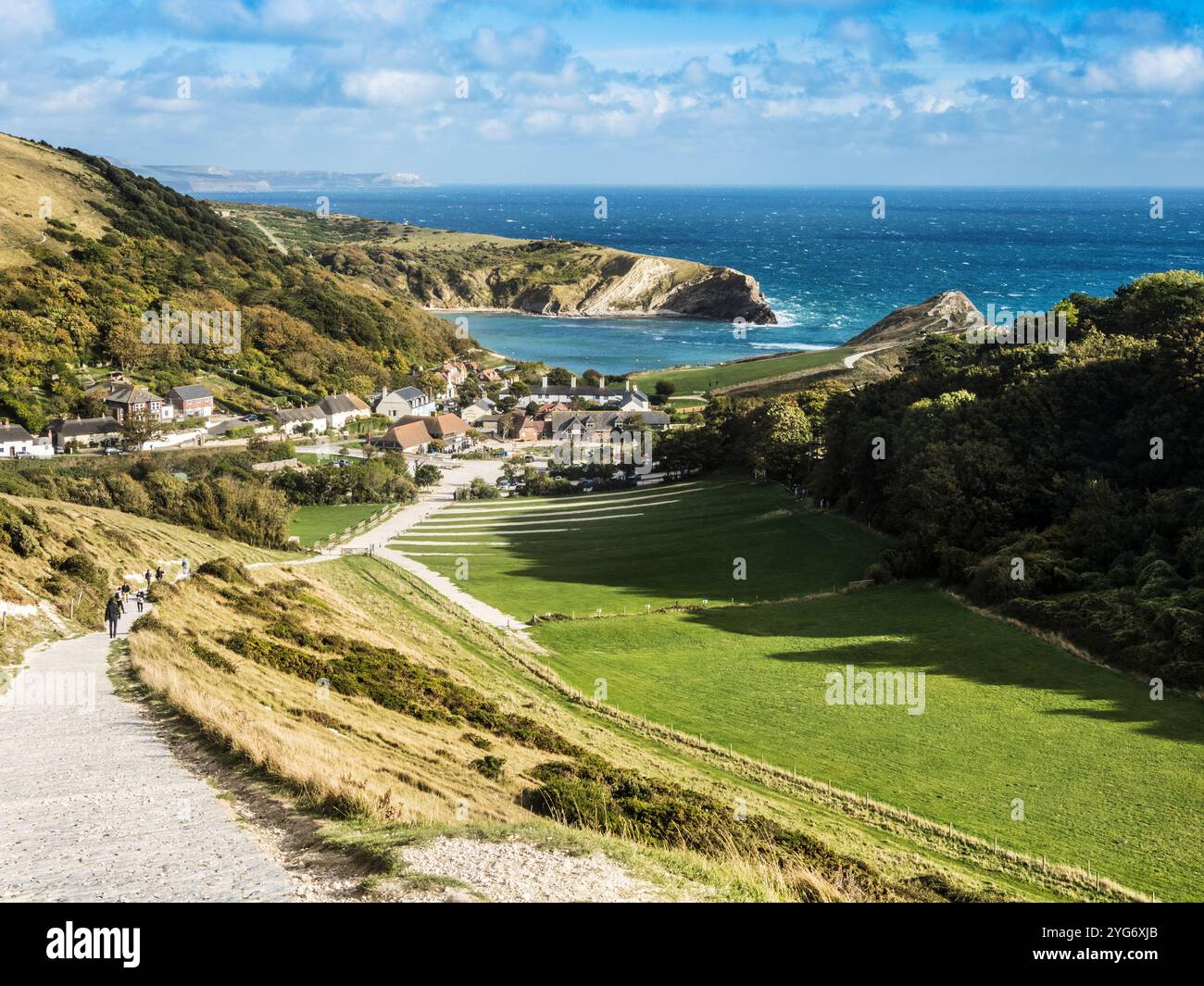 Il sentiero che conduce a Lulworth Cove sulla Jurassic Coast nel Dorset. Foto Stock