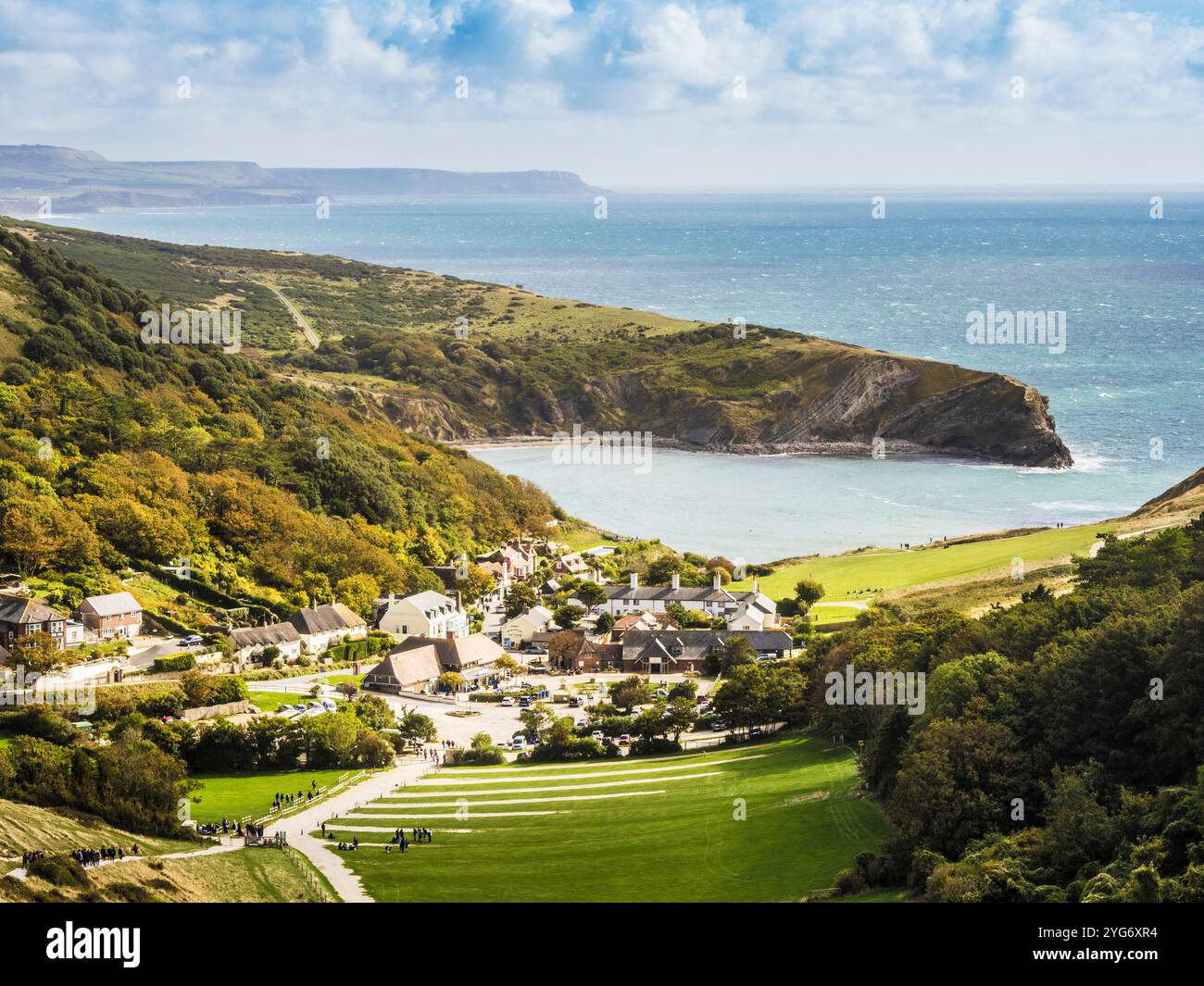Il sentiero che conduce a Lulworth Cove sulla Jurassic Coast nel Dorset. Foto Stock