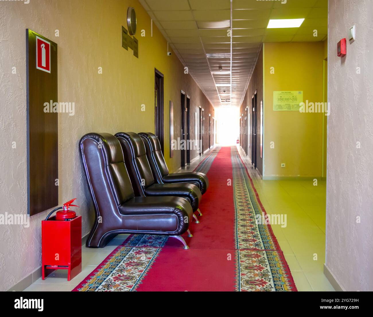 Kislovodsk, Russia - 2 dicembre 2023: Corridoio di un complesso alberghiero economico Foto Stock