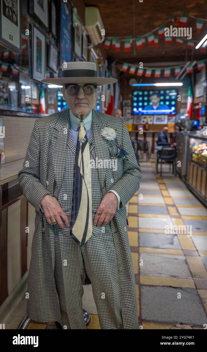 L'icona George Skeggs, alias Soho George, che cammina per il West End con la sua tuta. Foto Stock