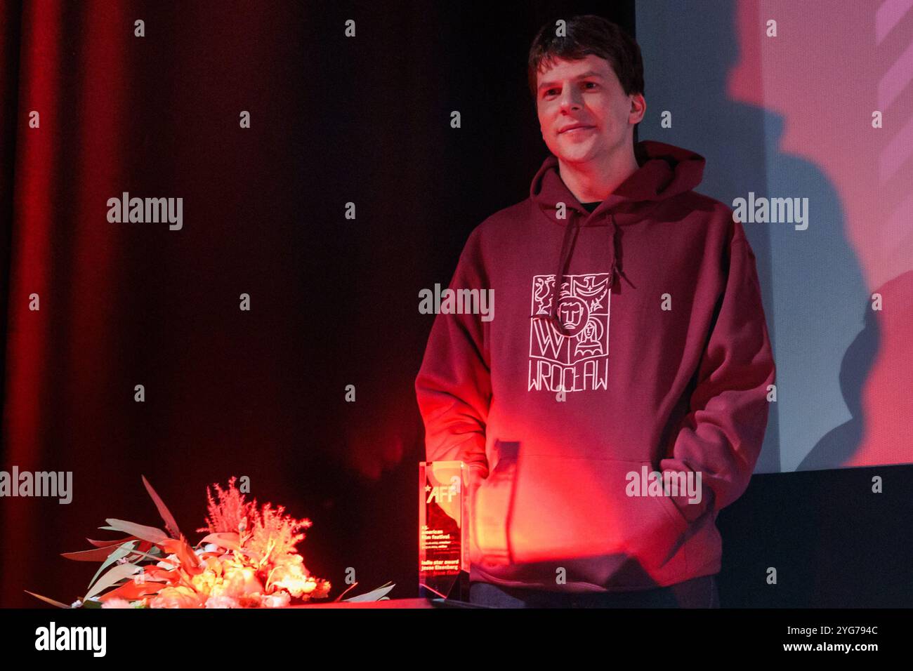 Breslavia, Breslavia, Polonia. 6 novembre 2024. Il 15° American Film Festival di WrocÅ‚aw ha accolto l'acclamato attore Jesse Eisenberg come uno dei suoi ospiti principali quest'anno. Noto per i suoi ruoli in film come The Social Network, Zombieland e The Art of Self-Defense, Eisenberg porta una presenza unica sullo schermo e la sua partecipazione ha aggiunto un fascino speciale alla formazione di quest'anno. Il festival, che si tiene dal 5 all'11 novembre, celebra una vasta gamma di cinema americano, dai successi di Hollywood alle gemme indipendenti, mettendo in mostra la diversità e la profondità del cinema americano. Al festival, l'attore re Foto Stock
