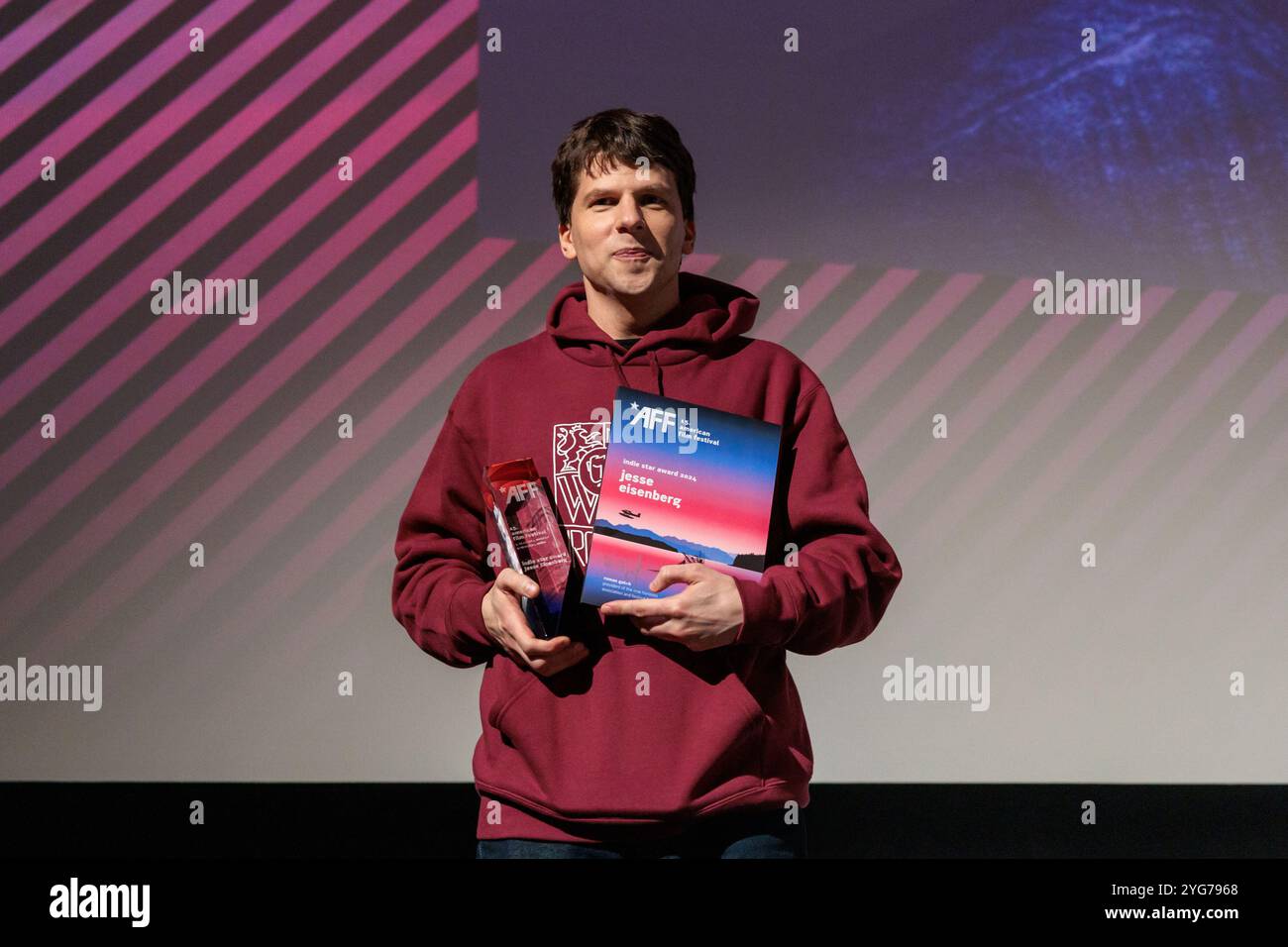 Breslavia, Breslavia, Polonia. 6 novembre 2024. Il 15° American Film Festival di WrocÅ‚aw ha accolto l'acclamato attore Jesse Eisenberg come uno dei suoi ospiti principali quest'anno. Noto per i suoi ruoli in film come The Social Network, Zombieland e The Art of Self-Defense, Eisenberg porta una presenza unica sullo schermo e la sua partecipazione ha aggiunto un fascino speciale alla formazione di quest'anno. Il festival, che si tiene dal 5 all'11 novembre, celebra una vasta gamma di cinema americano, dai successi di Hollywood alle gemme indipendenti, mettendo in mostra la diversità e la profondità del cinema americano. Al festival, l'attore re Foto Stock