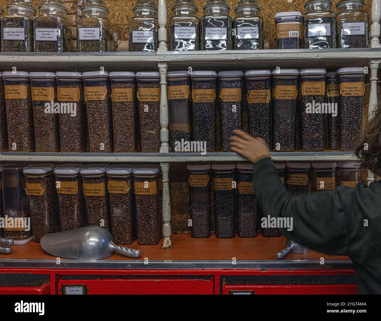 All'interno dei negozi di caffè algerini nella Old Compton Street, Soho, nel centro di Londra. Il negozio è aperto dal 1887 e vende caffè e tè Foto Stock
