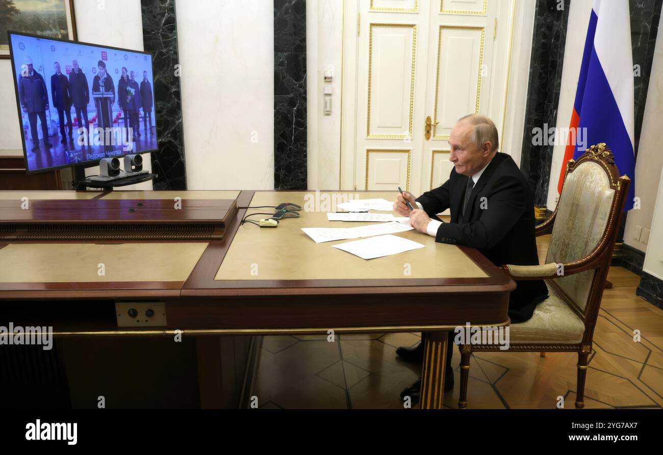 Mosca, Russia. 6 novembre 2024. Il presidente russo Vladimir Putin partecipa a una cerimonia remota per lanciare il rompighiaccio nucleare classe Arktika Chukotka, dal Cremlino, il 6 novembre 2024 a Mosca, in Russia. Chukotka è il quinto rompighiaccio del progetto 22220 costruito dal Baltic Shipyard sotto un contratto con la Rosatom State Corporation. Crediti: Vyacheslav Prokofyev/piscina del Cremlino/Alamy Live News Foto Stock
