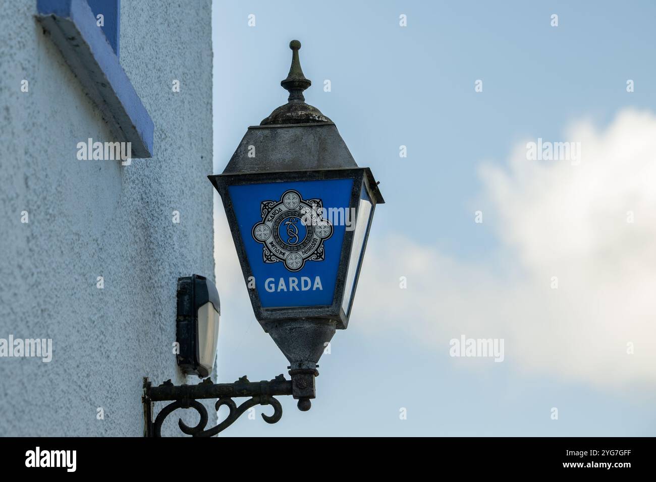 Lampada Garda sul lato di una stazione Garda. Foto Stock